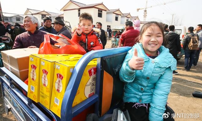 老人小孩领到年货都很高兴。