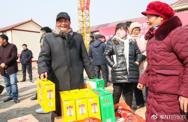 年货发放现场。