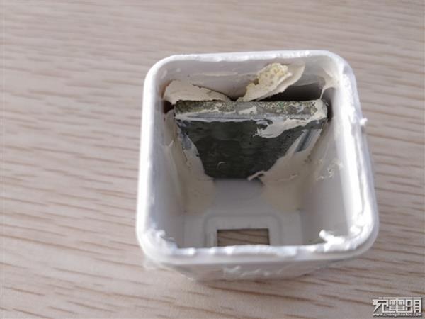 拼多多只花20元买到所谓OPPO 20W闪充头：拆解后要命了