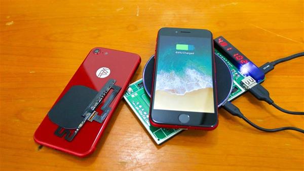 会玩：歪果仁给iPhone 7加装了无线充电