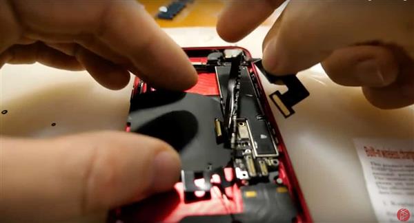 会玩：歪果仁给iPhone 7加装了无线充电