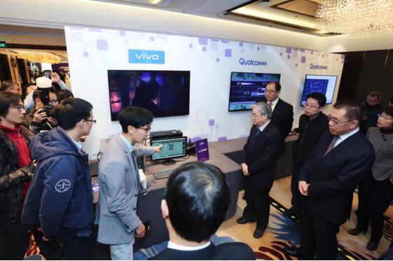  vivo业内首次公开展示5G手机，微信等常用应用已可使用