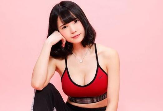 衣服快要撑爆了 身材傲人的日本童颜女DJ