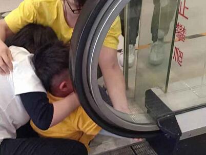 沈阳百联购物中心公共设施堪忧 ​男孩儿手部卷入滚梯扶手带 商场未发表声明