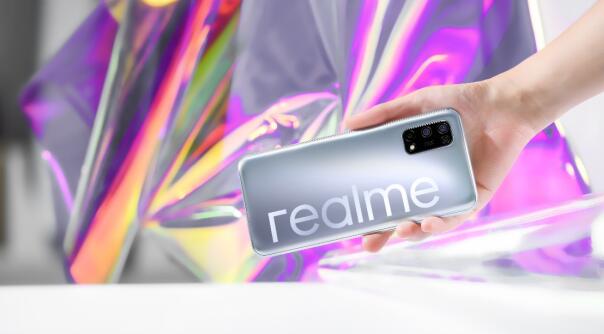 realme全球用户突破4000万5G闪充手机真我V5将于8月3日正式发布